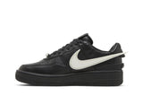 Vista lateral do Nike Ambush x Nike Air Force 1 Low Black mostrando design do cabedal e logo da marca