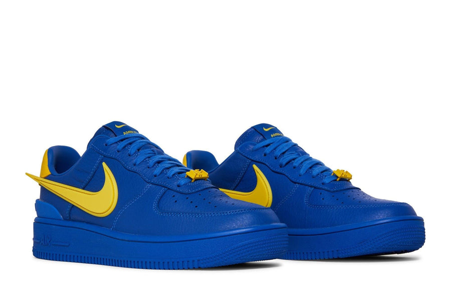 Vista frontal do Nike Ambush x Nike Air Force 1 Low Game Royal and Vivid Sulphur mostrando biqueira e costuras