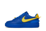 Vista lateral do Nike Ambush x Nike Air Force 1 Low Game Royal and Vivid Sulphur mostrando design do cabedal e logo da marca