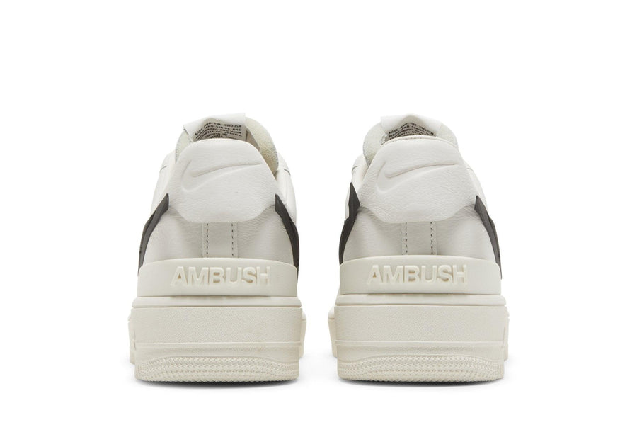 Vista superior do Nike Ambush x Nike Air Force 1 Low Phantom mostrando abertura, lingueta e cadarços