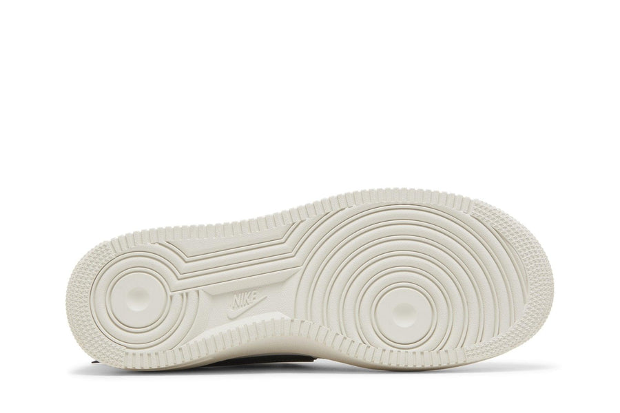 Vista traseira do Nike Ambush x Nike Air Force 1 Low Phantom mostrando calcanheira e detalhes do solado