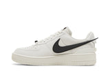 Vista lateral do Nike Ambush x Nike Air Force 1 Low Phantom mostrando design do cabedal e logo da marca