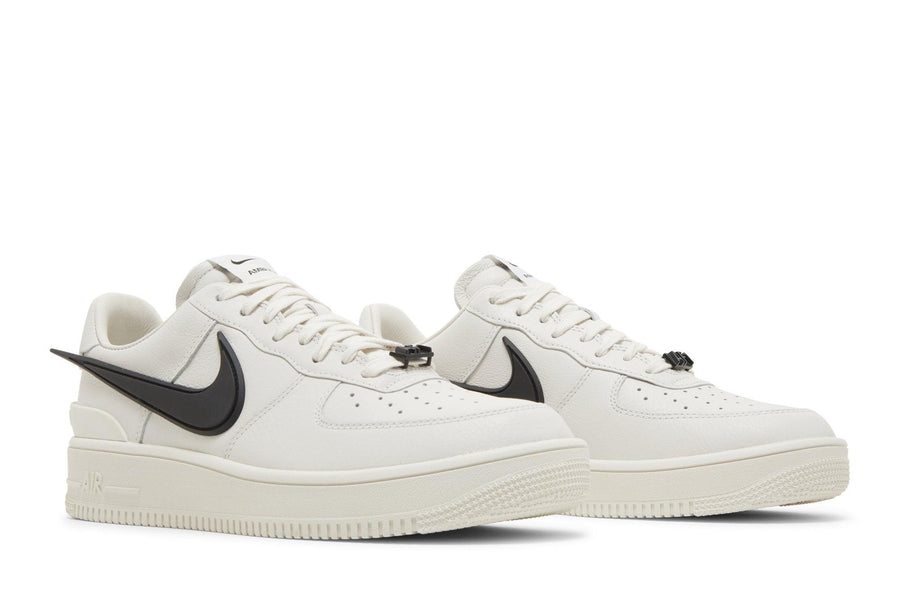 Vista frontal do Nike Ambush x Nike Air Force 1 Low Phantom mostrando biqueira e costuras