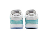 Vista superior do Nike April Skateboards x Nike SB Dunk Low Turbo Green mostrando abertura, lingueta e cadarços