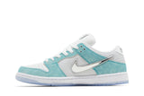 Vista lateral do Nike April Skateboards x Nike SB Dunk Low Turbo Green mostrando design do cabedal e logo da marca