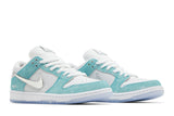 Vista frontal do Nike April Skateboards x Nike SB Dunk Low Turbo Green mostrando biqueira e costuras