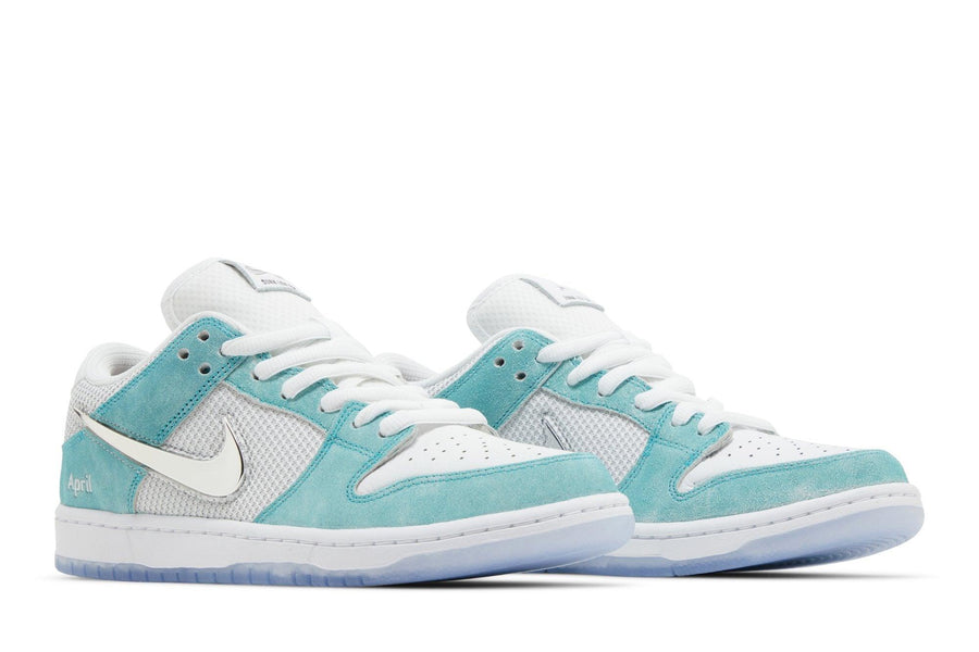 Vista frontal do Nike April Skateboards x Nike SB Dunk Low Turbo Green mostrando biqueira e costuras