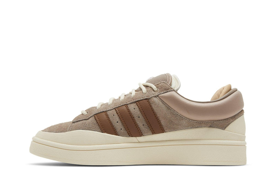 Vista lateral do Adidas Bad Bunny x adidas Campus Brown mostrando design do cabedal e logo da marca