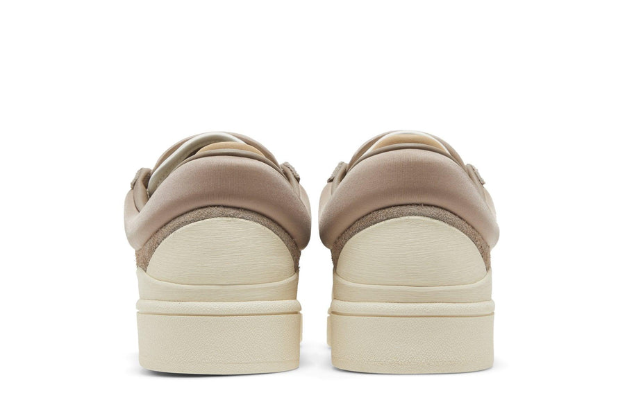 Vista superior do Adidas Bad Bunny x adidas Campus Brown mostrando abertura, lingueta e cadarços