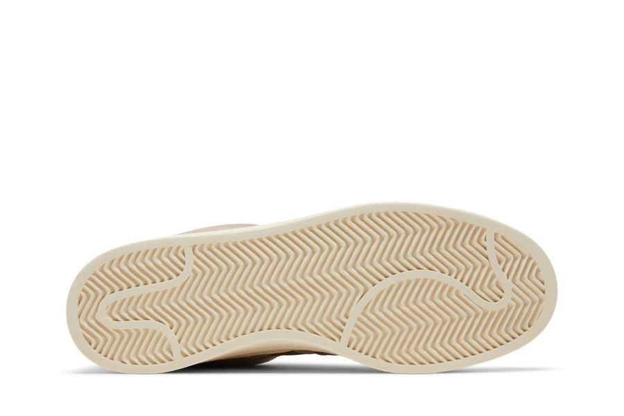 Vista traseira do Adidas Bad Bunny x adidas Campus Brown mostrando calcanheira e detalhes do solado