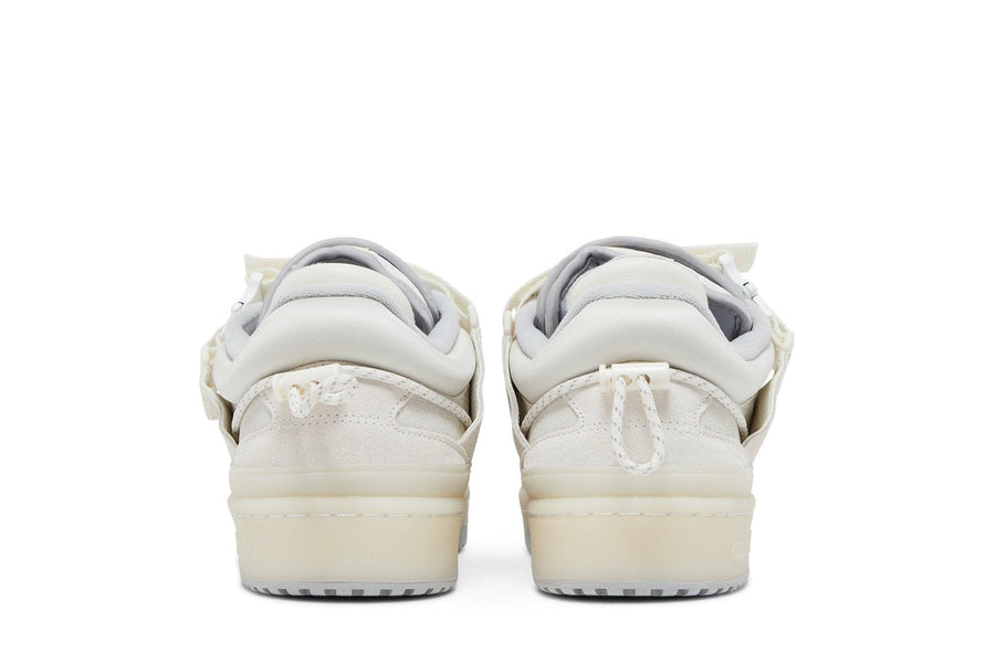 Vista superior do Adidas Bad Bunny x adidas Forum Buckle Low White mostrando abertura, lingueta e cadarços