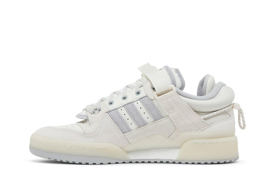 Vista lateral do Adidas Bad Bunny x adidas Forum Buckle Low White mostrando design do cabedal e logo da marca