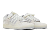 Vista frontal do Adidas Bad Bunny x adidas Forum Buckle Low White mostrando biqueira e costuras