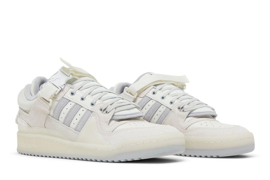 Vista frontal do Adidas Bad Bunny x adidas Forum Buckle Low White mostrando biqueira e costuras
