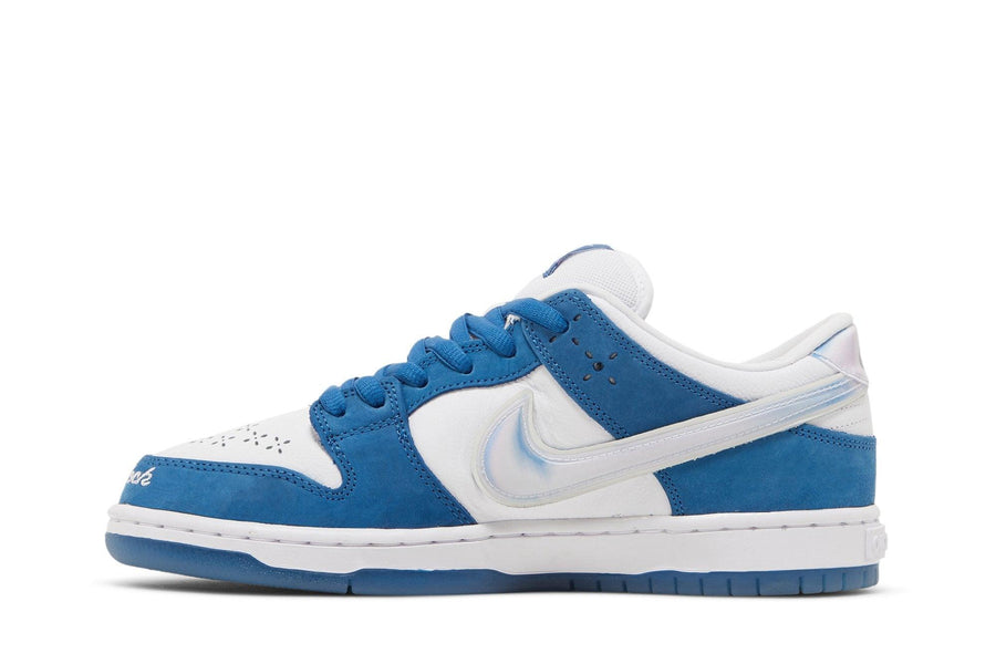 Vista lateral do Nike Born Raised x Nike SB Dunk Low One Block At A Time mostrando design do cabedal e logo da marca