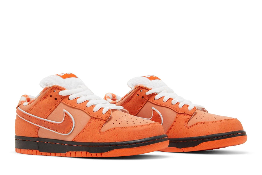 Vista frontal do Nike Concepts x Nike SB Dunk Low Orange Lobster mostrando biqueira e costuras