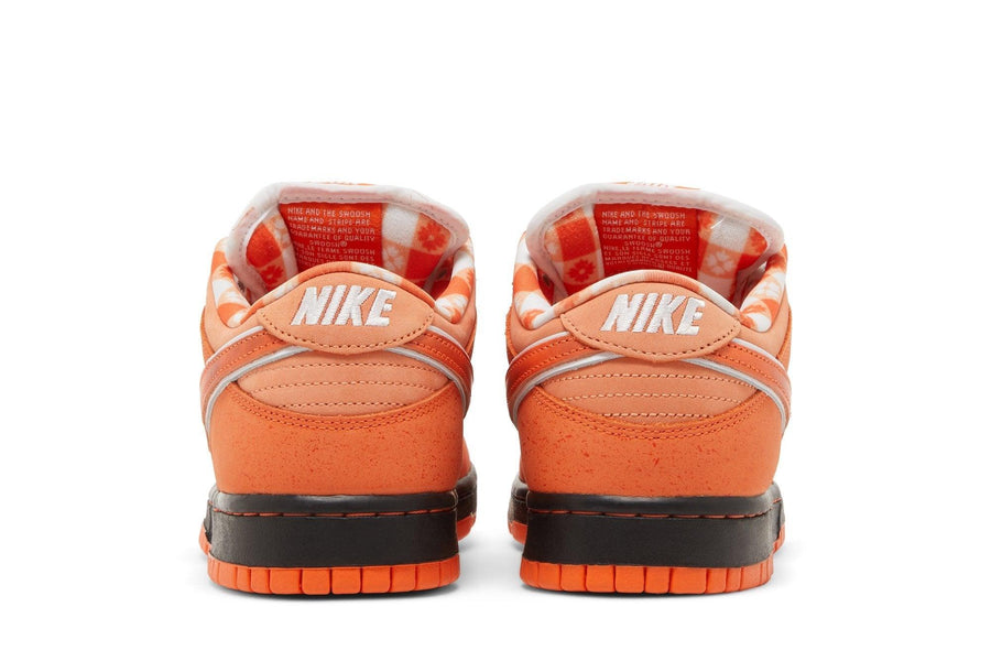 Vista superior do Nike Concepts x Nike SB Dunk Low Orange Lobster mostrando abertura, lingueta e cadarços
