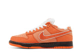 Vista lateral do Nike Concepts x Nike SB Dunk Low Orange Lobster mostrando design do cabedal e logo da marca