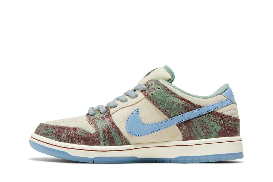 Vista lateral do Nike Crenshaw Skate Club x Nike SB Dunk Low mostrando design do cabedal e logo da marca