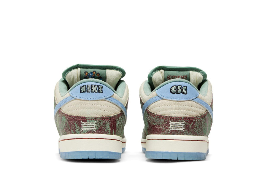Vista superior do Nike Crenshaw Skate Club x Nike SB Dunk Low mostrando abertura, lingueta e cadarços
