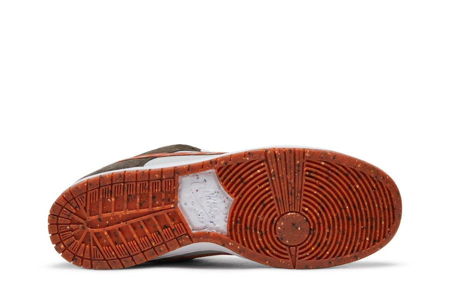 Vista traseira do Nike Crushed D.C. x Nike SB Dunk Low Golden Hour Colorido mostrando calcanheira e detalhes do solado