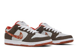 Vista frontal do Nike Crushed D.C. x Nike SB Dunk Low Golden Hour Colorido mostrando biqueira e costuras
