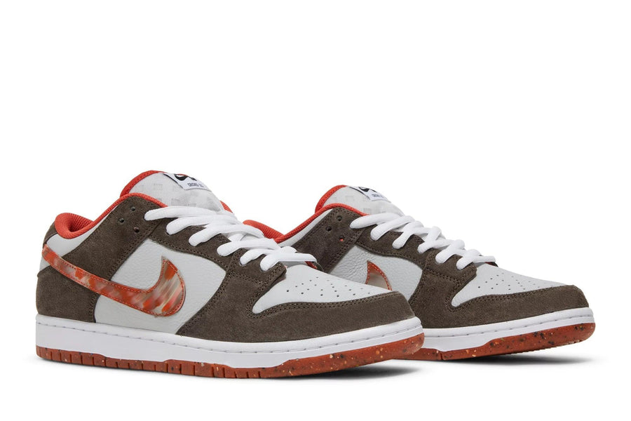 Vista frontal do Nike Crushed D.C. x Nike SB Dunk Low Golden Hour Colorido mostrando biqueira e costuras