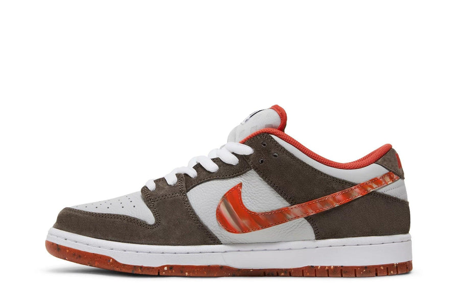 Vista lateral do Nike Crushed D.C. x Nike SB Dunk Low Golden Hour Colorido mostrando design do cabedal e logo da marca