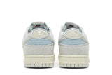 Vista superior do Nike Dunk Low Light Ocean Bliss mostrando abertura, lingueta e cadarços