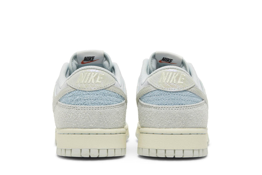 Vista superior do Nike Dunk Low Light Ocean Bliss mostrando abertura, lingueta e cadarços
