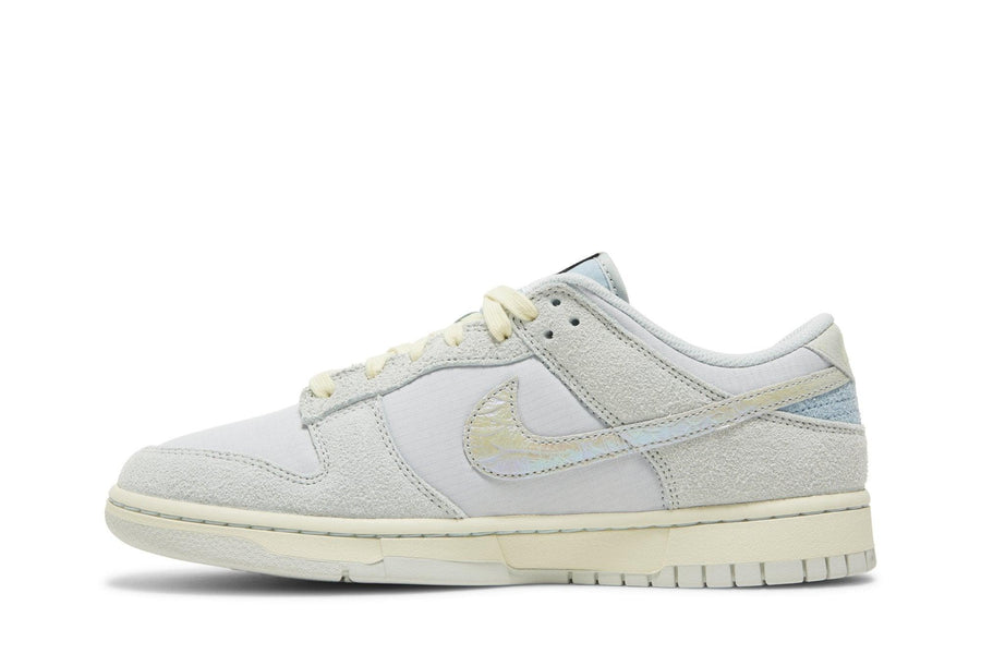 Vista lateral do Nike Dunk Low Light Ocean Bliss mostrando design do cabedal e logo da marca