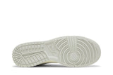 Vista traseira do Nike Dunk Low Light Ocean Bliss mostrando calcanheira e detalhes do solado