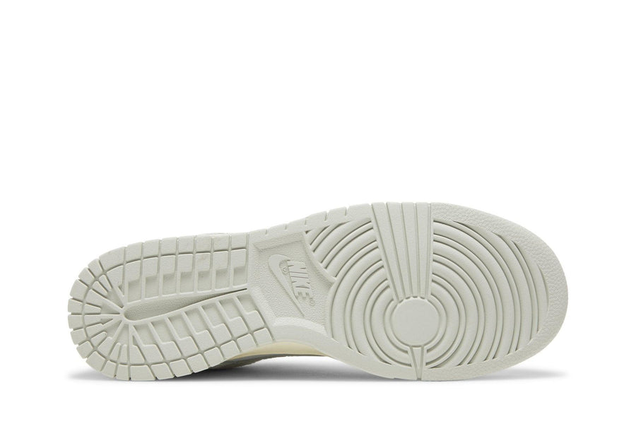Vista traseira do Nike Dunk Low Light Ocean Bliss mostrando calcanheira e detalhes do solado