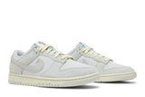 Vista frontal do Nike Dunk Low Light Ocean Bliss mostrando biqueira e costuras