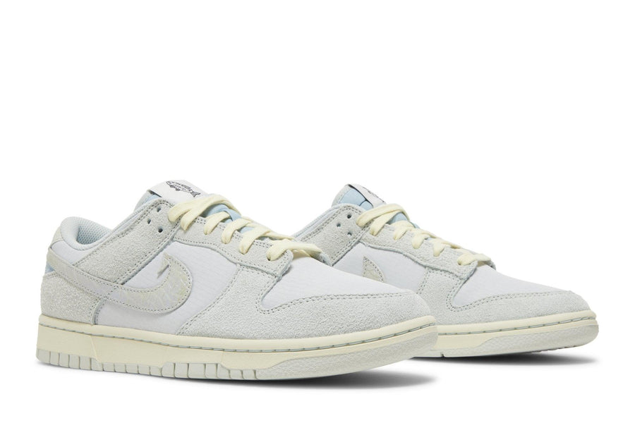 Vista frontal do Nike Dunk Low Light Ocean Bliss mostrando biqueira e costuras