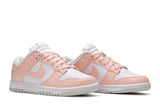 Vista frontal do Nike Dunk Low Next Nature Pink Pale Coral mostrando biqueira e costuras