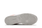 Vista traseira do Nike Dunk Low Next Nature Pink Pale Coral mostrando calcanheira e detalhes do solado