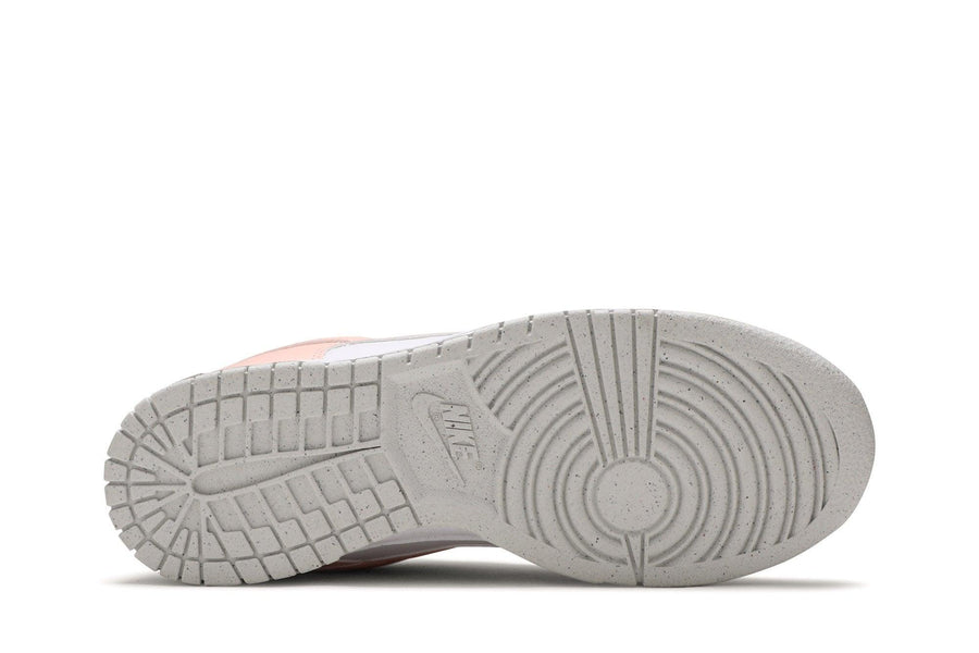 Vista traseira do Nike Dunk Low Next Nature Pink Pale Coral mostrando calcanheira e detalhes do solado