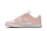 Vista lateral do Nike Dunk Low Next Nature Pink Pale Coral mostrando design do cabedal e logo da marca