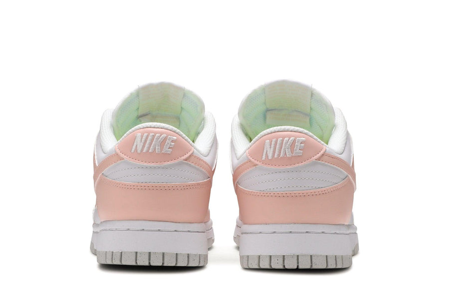 Vista superior do Nike Dunk Low Next Nature Pink Pale Coral mostrando abertura, lingueta e cadarços