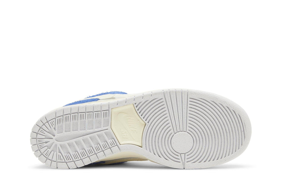 Vista traseira do Nike Fly Streetwear x Dunk Low Pro SB 'Gardenia' mostrando calcanheira e detalhes do solado