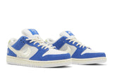 Vista frontal do Nike Fly Streetwear x Dunk Low Pro SB 'Gardenia' mostrando biqueira e costuras