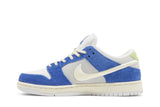 Vista lateral do Nike Fly Streetwear x Dunk Low Pro SB 'Gardenia' mostrando design do cabedal e logo da marca