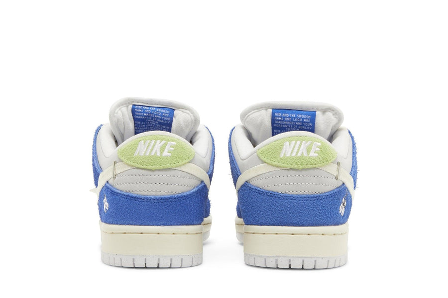 Vista superior do Nike Fly Streetwear x Dunk Low Pro SB 'Gardenia' mostrando abertura, lingueta e cadarços