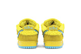 Vista superior do Nike Grateful Dead x Nike SB Dunk Low Yellow Bear mostrando abertura, lingueta e cadarços