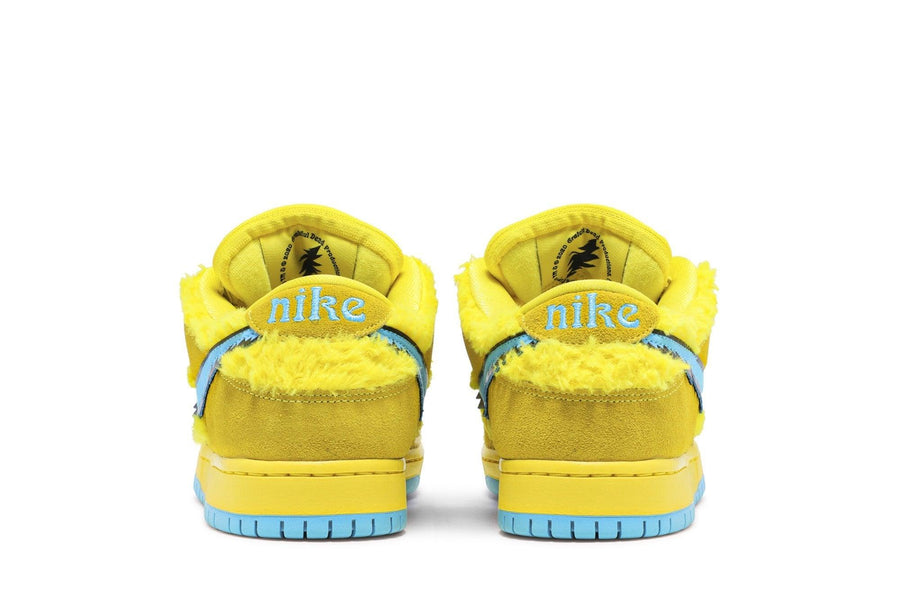 Vista superior do Nike Grateful Dead x Nike SB Dunk Low Yellow Bear mostrando abertura, lingueta e cadarços