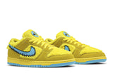 Vista frontal do Nike Grateful Dead x Nike SB Dunk Low Yellow Bear mostrando biqueira e costuras