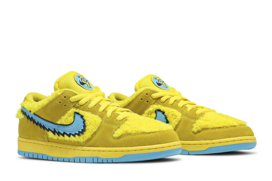 Vista frontal do Nike Grateful Dead x Nike SB Dunk Low Yellow Bear mostrando biqueira e costuras