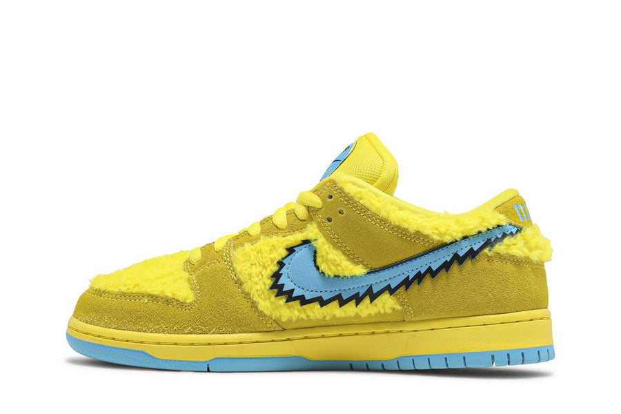 Vista lateral do Nike Grateful Dead x Nike SB Dunk Low Yellow Bear mostrando design do cabedal e logo da marca