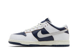 Vista lateral do Nike HUF x Nike SB Dunk Low New York Branco/Azul mostrando design do cabedal e logo da marca